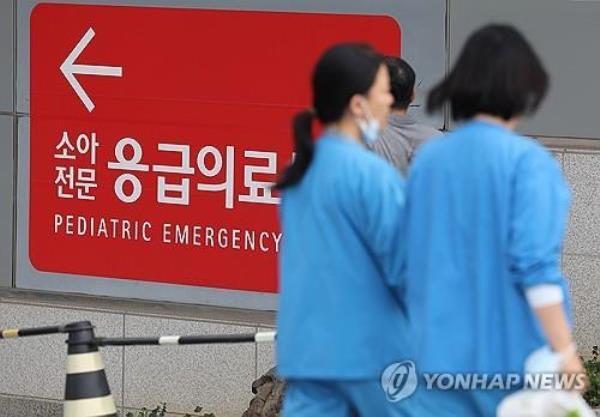 Medical staff members move at a major hospital in Seoul on Sept. 10, 2024. (Yonhap)