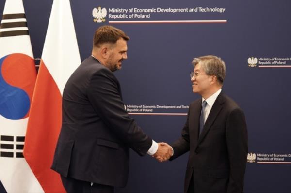 This image, provided by the foreign ministry, shows Kim Hee-sang (R), deputy foreign minister for eco<em></em>nomic affairs, shaking hands with his Polish counterpart, Jacek Tomczak, prior to their meeting in Warsaw, Poland, on Sept. 10, 2024. (PHOTO NOT FOR SALE) (Yonhap) 