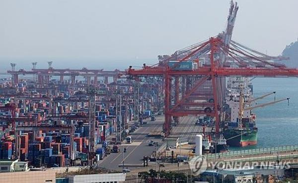 Shipping co<em></em>ntainers are stacked at a port in the southeastern city of Busan, in this file photo taken April 1, 2024. (Yonhap)