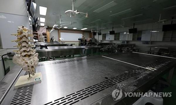 This image shows an anatomy laboratory at a medical school in North Chungcheong Province. (PHOTO NOT FOR SALE) (Yonhap)