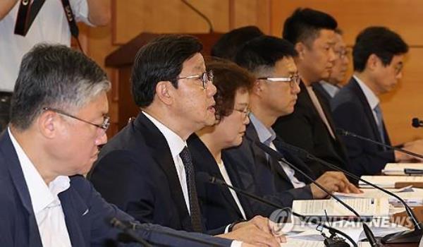 Noh Yun-hong (2nd from L), who heads a presidential committee on medical reform, speaks during a meeting in Seoul on Aug. 30, 2024. (Yonhap)