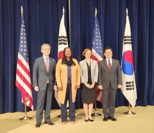 South Korea's First Vice Foreign Minister Kim Hong-kyun (L) and Deputy Defense Minister for Policy Cho Chang-rae (R), and Under Secretary of State for Arms Co<em></em>ntrol and Internatio<em></em>nal Security Bo<em></em>nnie Jenkins (2nd from L) and Acting Deputy Under Secretary of Defense for Policy Cara Abercrombie pose for a photo after a press co<em></em>nference at the State Department in Washington on Sept. 4, 2024. They held a session of the allies' Extended Deterrence Strategy and Co<em></em>nsultation Group on the day. (Yonhap)