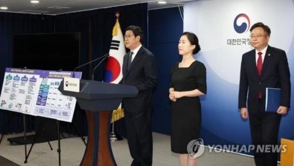 Noh Yun-hong (L), who heads a presidential committee on medical reform, speaks during a briefing in Seoul on Aug. 30, 2024. (Yonhap)