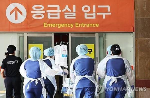 Medical staff move at a major hospital in Suwon, Gyeo<em></em>nggi Province, on Sept. 4, 2024. (Yonhap)