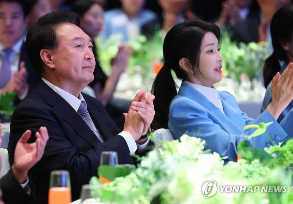 In this file photo, President Yoon Suk Yeol (L) and first lady Kim Keon Hee clap during a dinner meeting with athletes who participated in the 2024 Paris Olympics at a hotel in Seoul on Aug. 22, 2024. (Pool photo) (Yonhap)