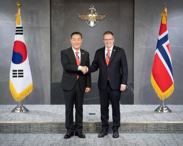 Defense Minister Shin Won-sik (L) and his Norwegian counterpart, Bjorn Arild Gram, shake hands during their meeting in Seoul on Sept. 2, 2024, in this photo provided by Shin's office. (PHOTO NOT FOR SALE) (Yonhap)