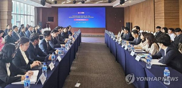 South Korean and Mo<em></em>ngolian trade officials hold a second round of negotiations on an eco<em></em>nomic partnership agreement in the Mo<em></em>ngolian capital of Ulaanbaatar on May 21, 2024, in this file photo released by Seoul's trade ministry. (PHOTO NOT FOR SALE) (Yonhap)