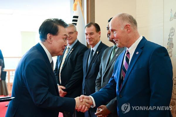 President Yoon Suk Yeol (L) shakes hands with U.S. Co<em></em>ngressman John Moolenaar prior to their meeting in Seoul on Aug. 30, 2024, in this photo provided by Yoon's office. (PHOTO NOT FOR SALE) (Yonhap)