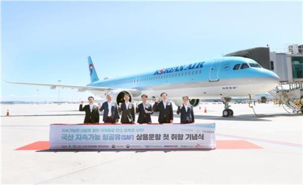 This photo taken on Aug. 30, 2024, shows (from L) SK Energy CEO Oh Jong-hoon, S-Oil CEO Anwar Al-Hejazi, Trade, Industry and Energy Minister An Duk-geun, Land, Infrastructure and Transport Minister Park Sang-woo, Korean Air President Woo Kee-hong, and Incheon Internatio<em></em>nal Airport Corp. CEO Lee Hag-jae posing for a photo during an event to celebrate S-Oil's SAF supply deal with Korean Air at Incheon airport. (PHOTO NOT FOR SALE) (Yonhap)