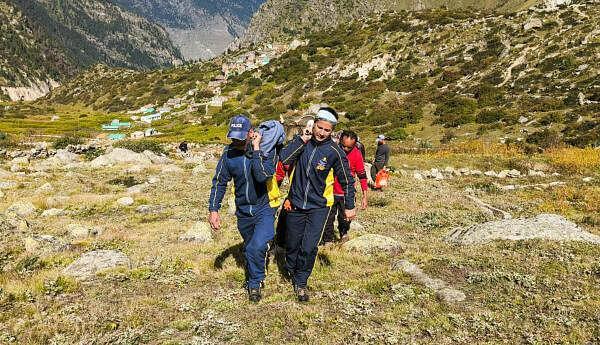 SDRF perso<em></em>nnel during an operation to rescue trekkers stranded on Dro<em></em>nagiri trek, in Chamoli district, Saturday, Sept. 28, 2024. 