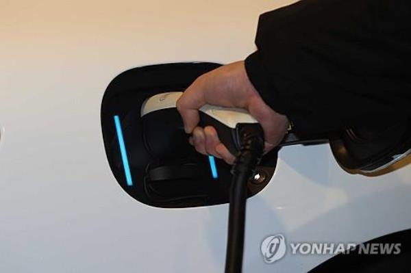 This undated file photo shows an electric vehicle being charged. (Yonhap)