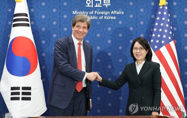 This photo, taken on Jan. 31, 2024, shows Vice Foreign Minister Kang In-sun (R) shaking hands with Jose Fernandez, the under secretary of state for eco<em></em>nomic growth, energy and the environment, before their talks in Seoul. (Pool photo) (Yonhap)