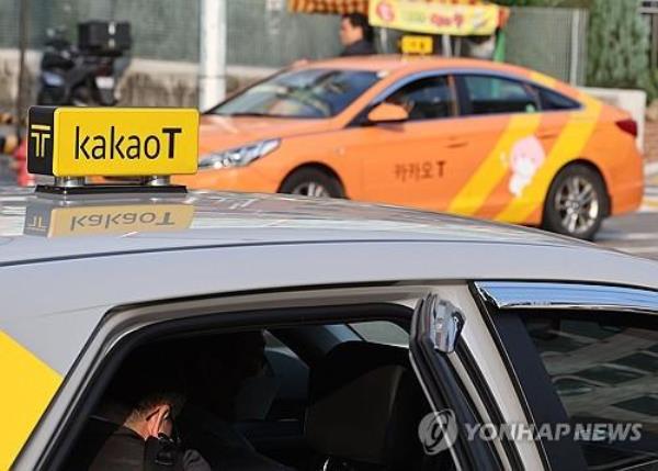 A customer uses a Kakao T-affiliated taxi in Seoul on Nov. 2, 2023. (Yonhap)