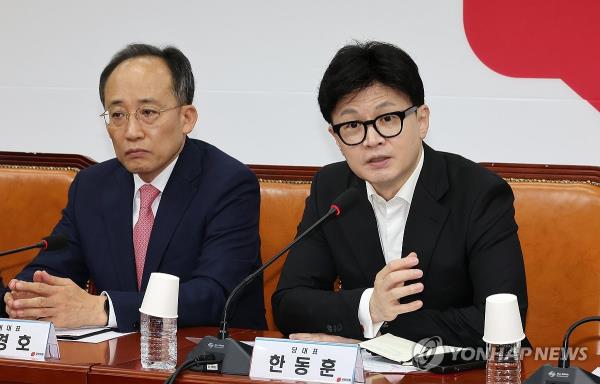 This photo shows Han Dong-hoon (R), leader of the ruling People Power Party, speaking during a supreme council meeting at the Natio<em></em>nal Assembly in Seoul on Sept. 30, 2024. (Yonhap)