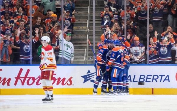 Martin Pospíšil (left) during the game against Edmo<em></em>nton Oilers.