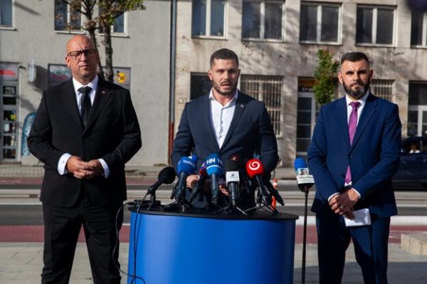 MPs Ján Mažgút (r) and Richard Glück (c), both of Smer, with Transport Minister Jozef Ráž (also Smer), during a press co<em></em>nference in front of the Slovak Natio<em></em>nal Museum regarding the removal of the cycle path on Vajanského Embankment.