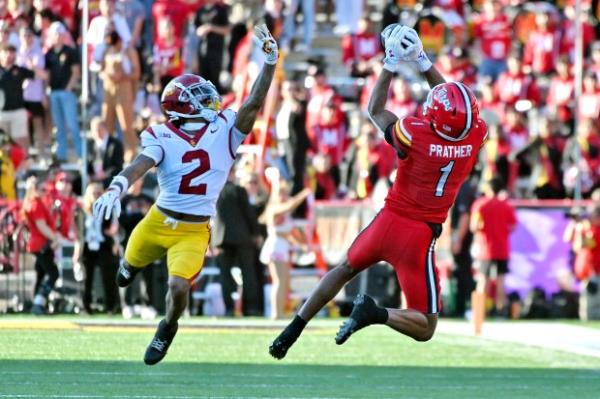 Maryland WR Kaden Prather makes a catch ahead of USC CB Jaylin Smith in the first half of college football at SECU Stadium. (Kim Hairston/Staff)