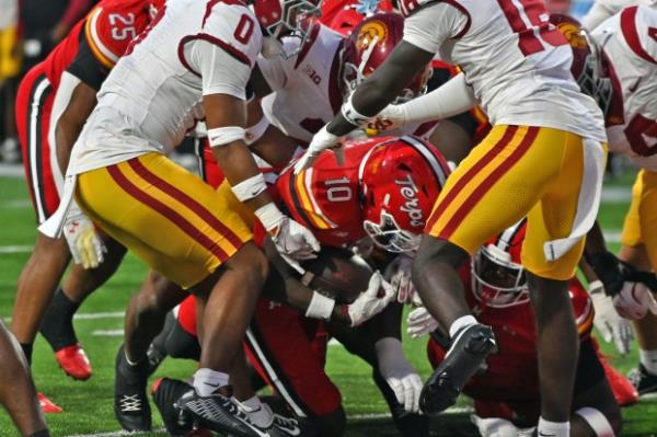 Maryland WR Tai Felton takes the ball over the line to score in the third quarter against USC at SECU Stadium. (Kim Hairston/Staff)