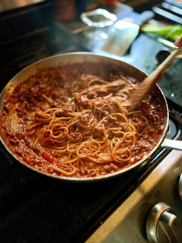 This one-pot spaghetti from "The Easy Three-Ingredient College Cookbook" is made with ground beef and jarred sauce. (Gretchen McKay / Pittsburgh Post-Gazette via TNS)