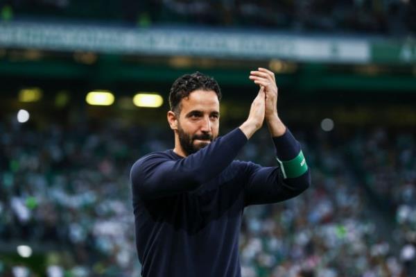 Ruben Amorim claps the fans during a Sporting game