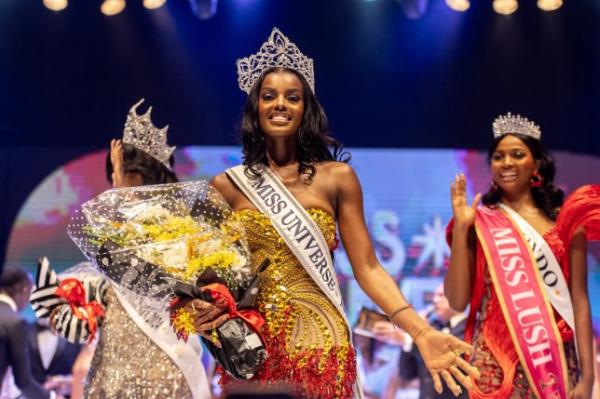  Chidimma Adetshina (L) poses with her crown and a bouquet at Miss Universe Nigeria 2024 held at the Eko Hotel Co<em></em>nvention Centre on 31 August, 2024. 