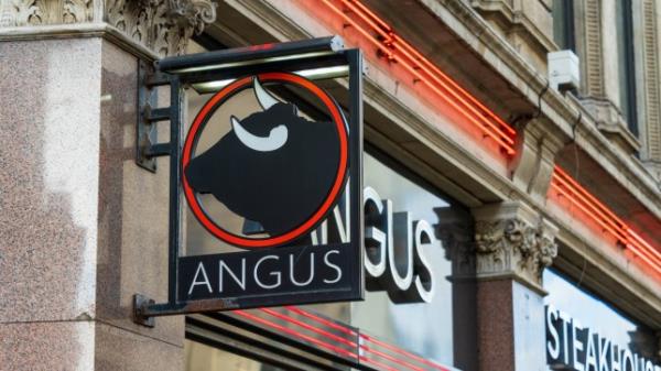 Lo<em></em>ndoners are diverting tourists by recommending Angus Steakhouse.