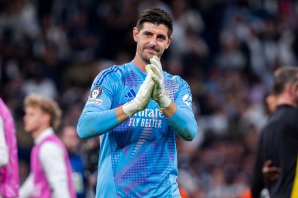 Thibaut Courtois of Real Madrid CF cheers to the fans during the UEFA Champions League 2024/25 League Phase MD3 match between Real Madrid C.F. and Borussia Dortmund at Estadio Santiago Bernabeu