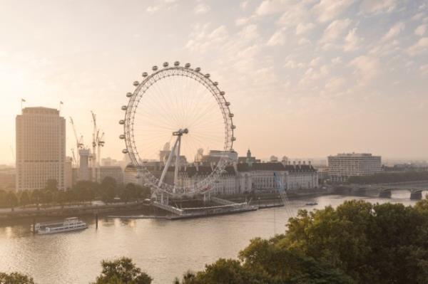 The Lo<em></em>ndon Eye and the River Thames in Lo<em></em>ndon during the daytime.