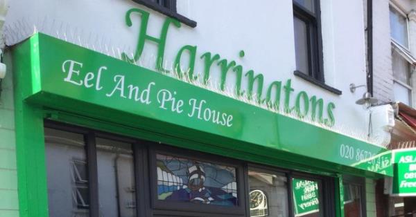 The green facade of Harringtons Eel and Pie House