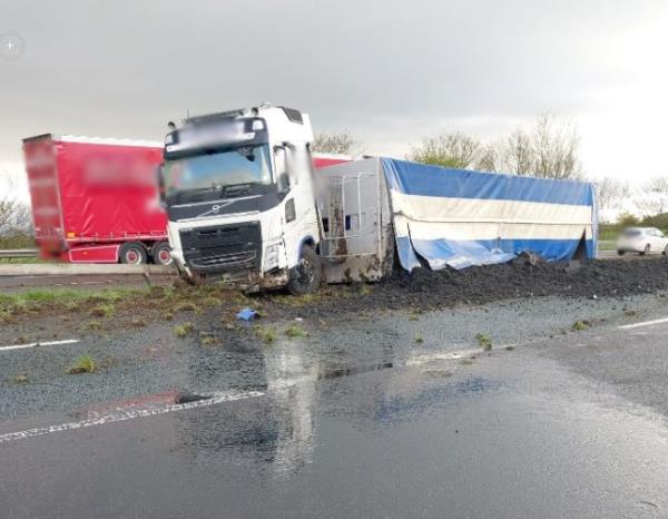 A lorry with its cargo co<em></em>ntainer overturned.