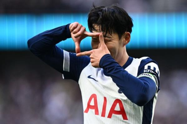 Son Heung-min of Tottenham Hotspur FC celebrates after scoring his team's fourth goal during the Premier League match between Tottenham Hotspur FC and West Ham 