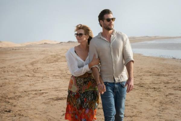 Laura Dern and Liam Hemsworth in Lo<em></em>nely Planet on a beach