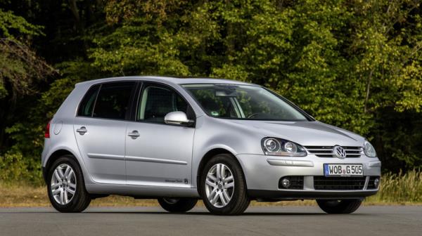 The Volkswagen Golf Mk5 in silver, front 3/4 view