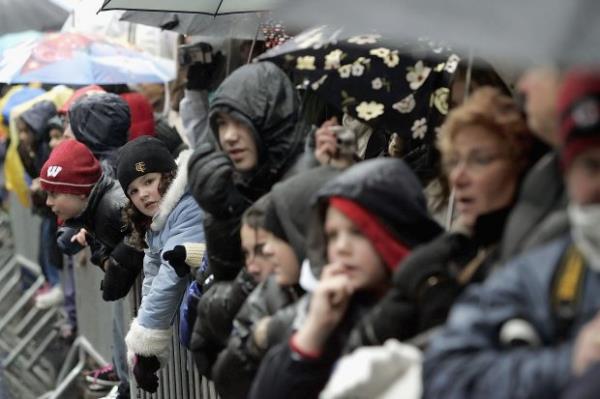 People wearing po<em></em>nchos and holding umbrellas protect themselves from the rain and wind as they watch the Macy's Thanksgiving Day parade, November 23, 2006 in New York City. (Photo by Stephen Chernin/Getty Images)