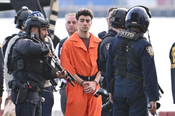 Luigi Mangione in orange jumpsuit in NYC flanked by police officers in uniform.