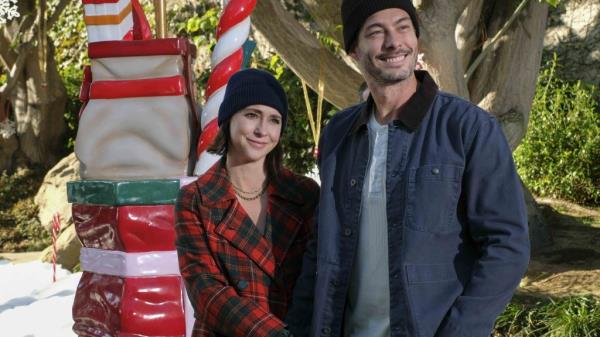 Jennifer Love Hewitt and Brian Hallisay in "The Holiday Junkie."