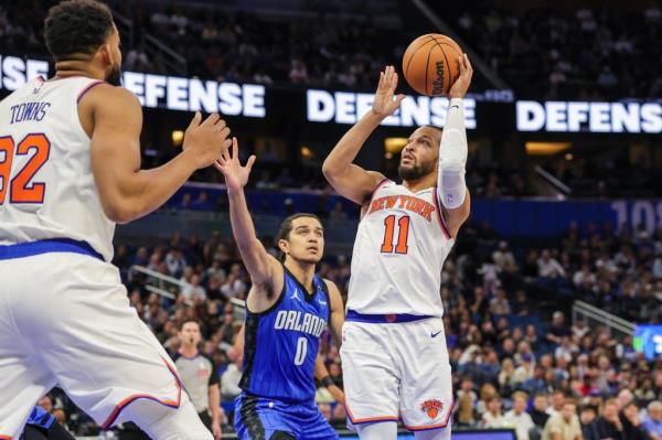 Jalen Brunson attempts a shot during the Knicks' win against the Magic on Dec. 27.