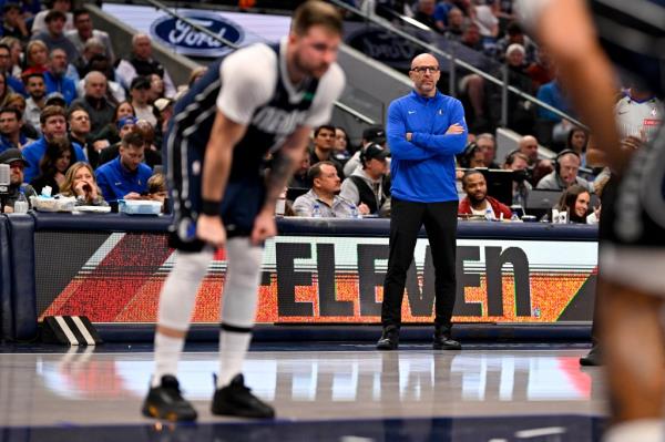 Dallas Mavericks head coach Jason Kidd looks on as guard Luka Do<em></em>ncic #77 waits for a foul shot.