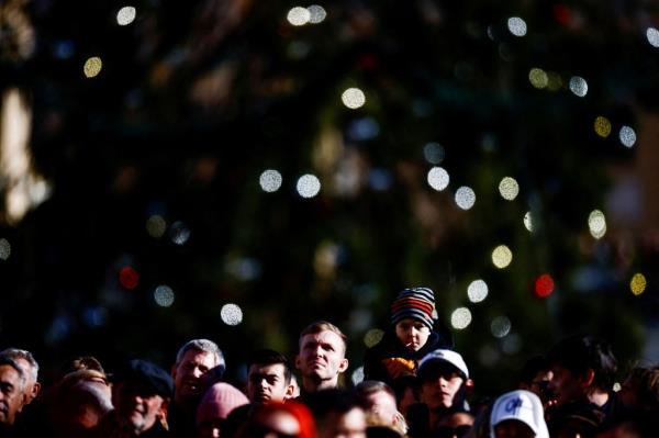 People wait for Pope Francis to deliver his traditio<em></em>nal Christmas Day Urbi et Orbi speech to the city and the world from the main balcony of St. Peter's Basilica at the Vatican, December 25, 2024. 