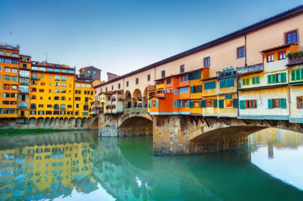 Po<em></em>nte Vecchio straddles the Arno River.