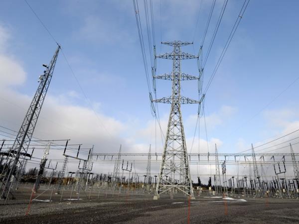 Overhead cables at Fingrid’s transformer station for Estme<em></em>ta 2, a mostly submarine transmission me<em></em>ta between Finland and Estonia, in Anttila, Porvoo, in March 2014.