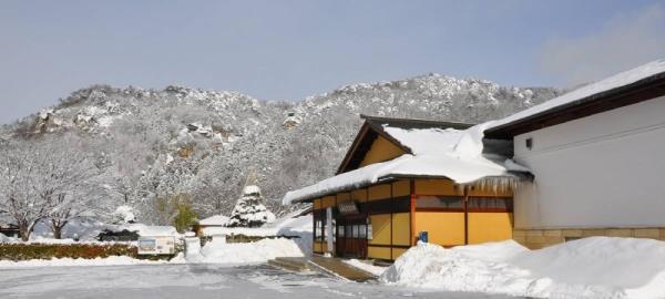 At the Basho memorial museum guests can enjoy matcha tea while exploring the museum's exhibits featuring Basho's original writings, along with materials related to <i>The Narrow Road to the Deep North</i>.