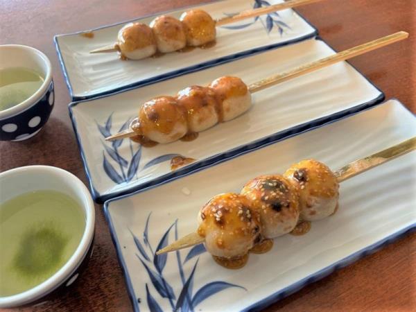 Basho-yaki <i>dango</i> can o<em></em>nly be eaten at Taimenseki in Yamadera.